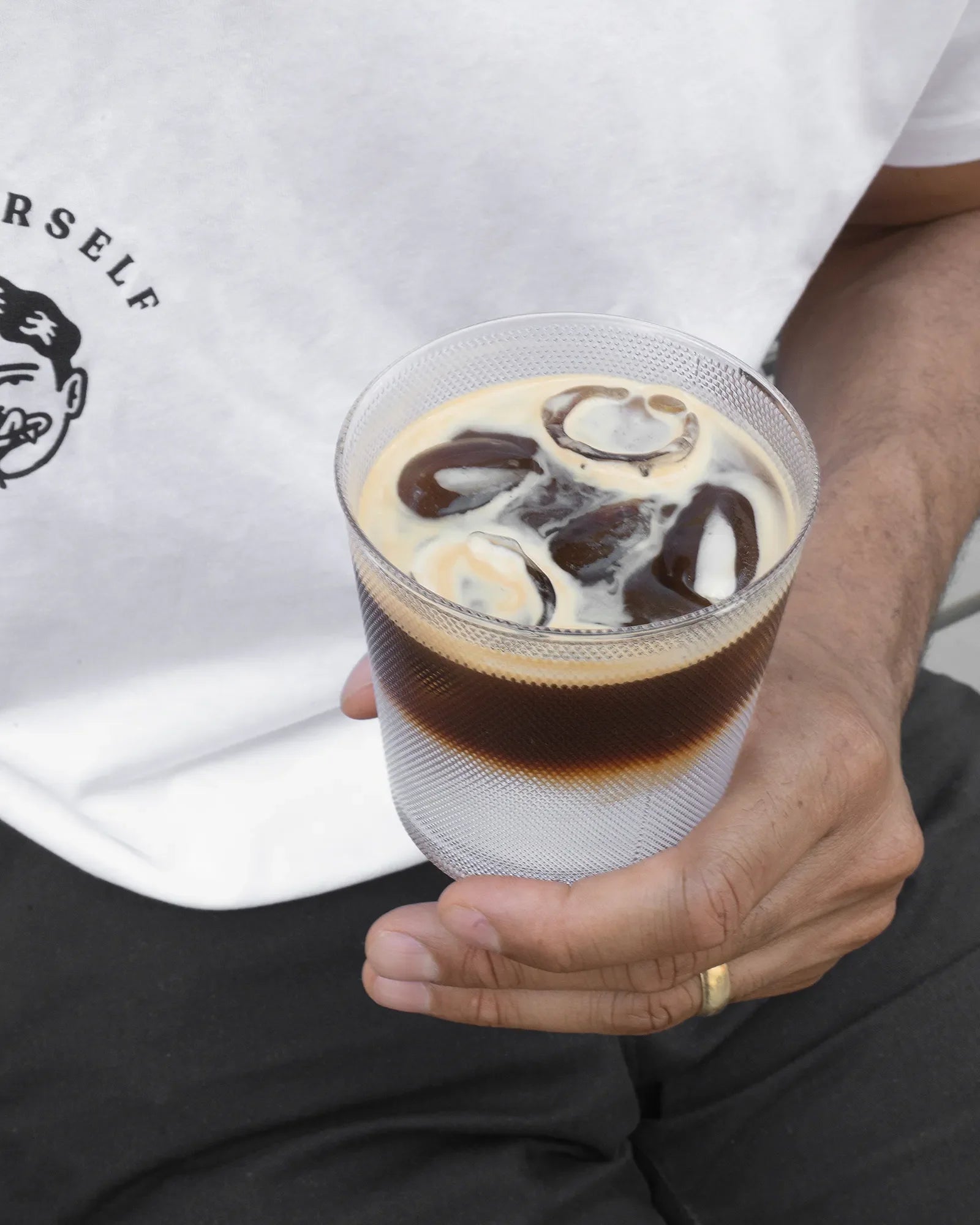 Espresso Tonic im Café Calienna in Wien, Espresso auf Tonic Water mit Eis im strukturierten Glas.