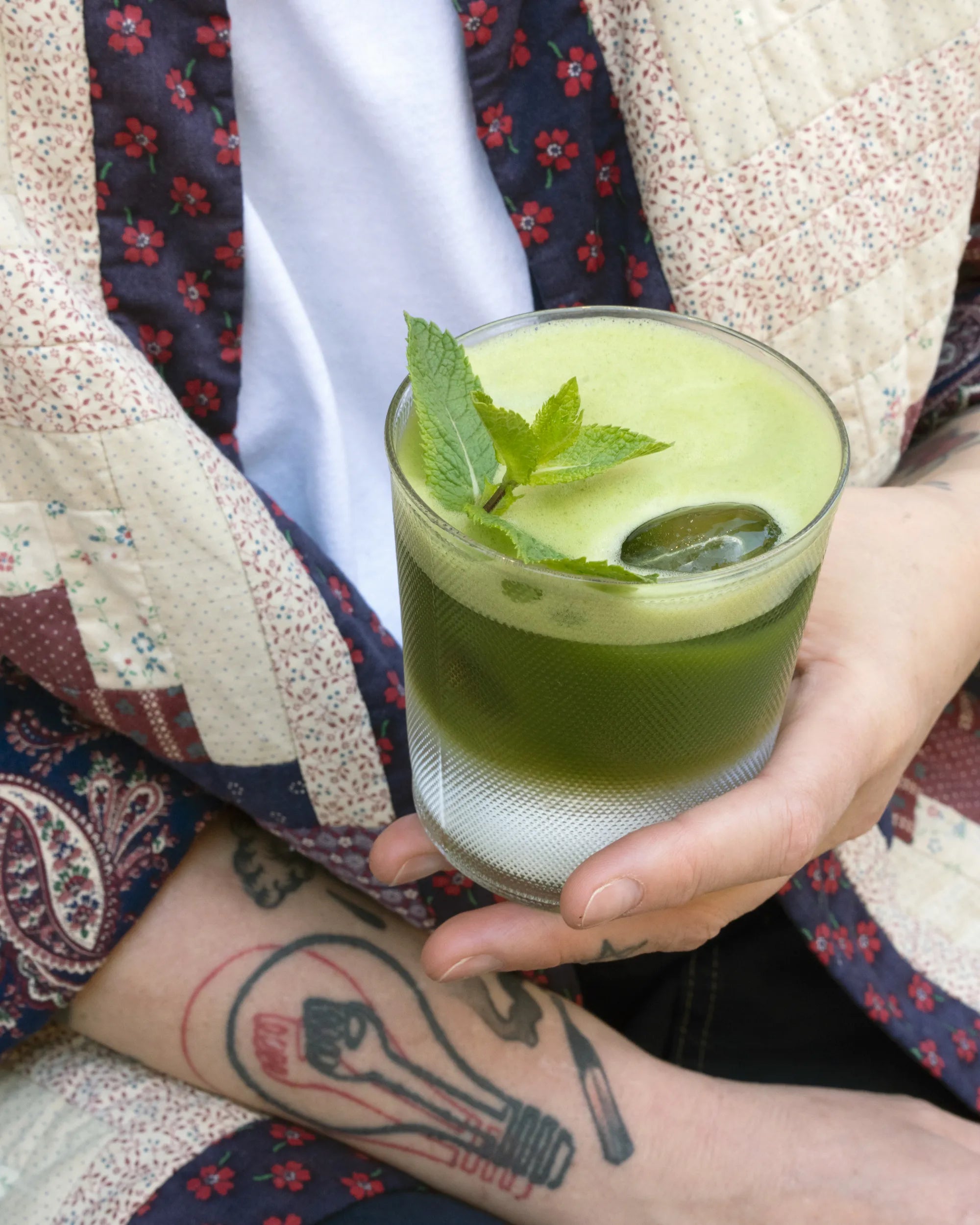 Premium Matcha im Café Calienna in Wien, cremiger Matcha Drink mit frischer Minze garniert.