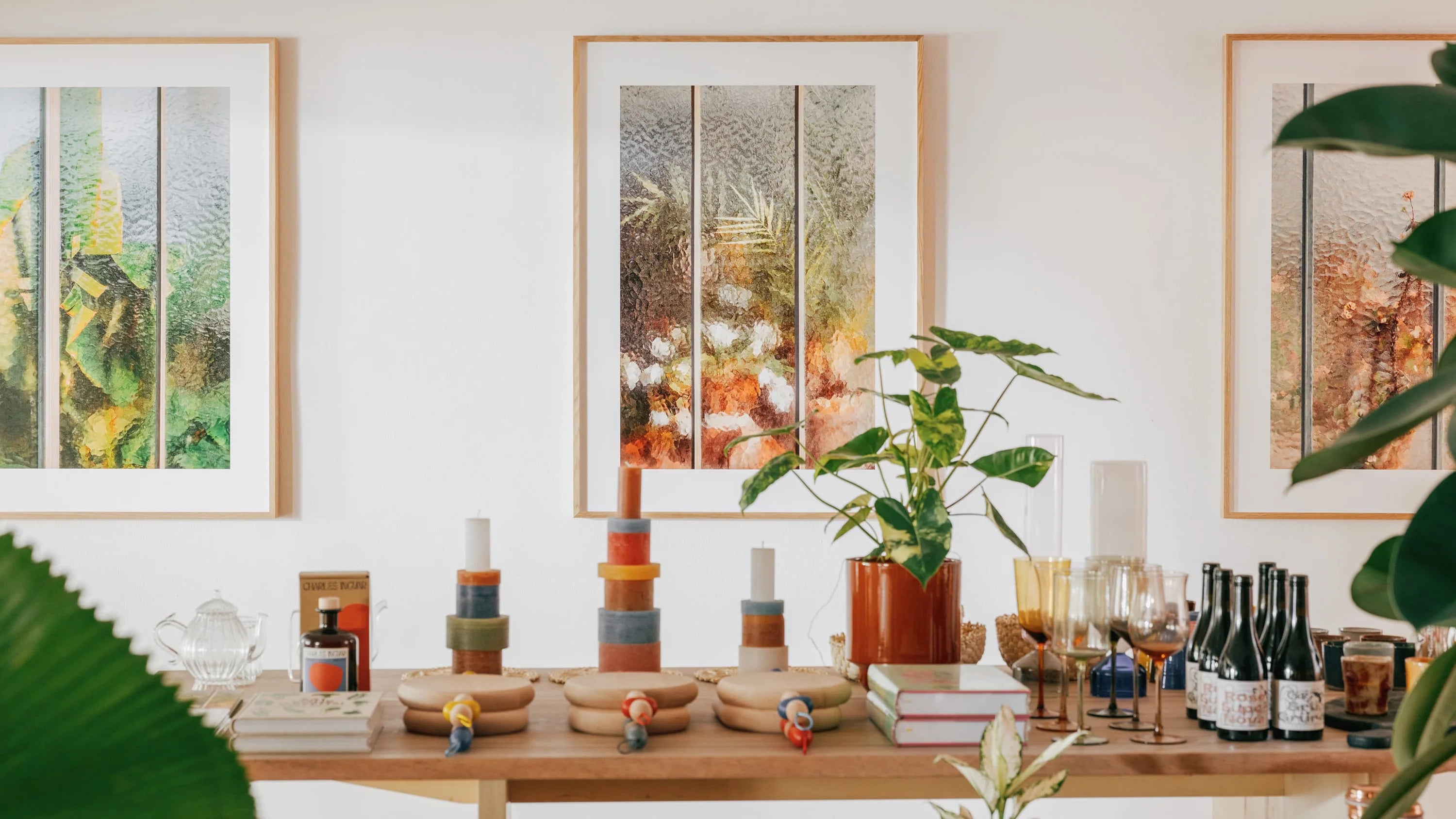 Besondere Geschenke bei Calienna in Wien: gerahmte Kunstdrucke, Designobjekte und kuratierte Gläser.