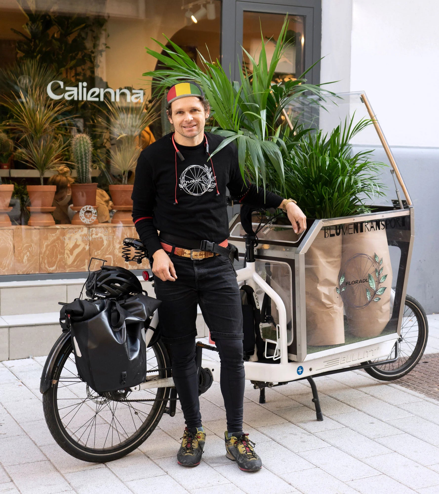 Pflanzenlieferung mit dem Lastenfahrrad vor dem Calienna Pflanzengeschäft in der Neubaugasse Wien.