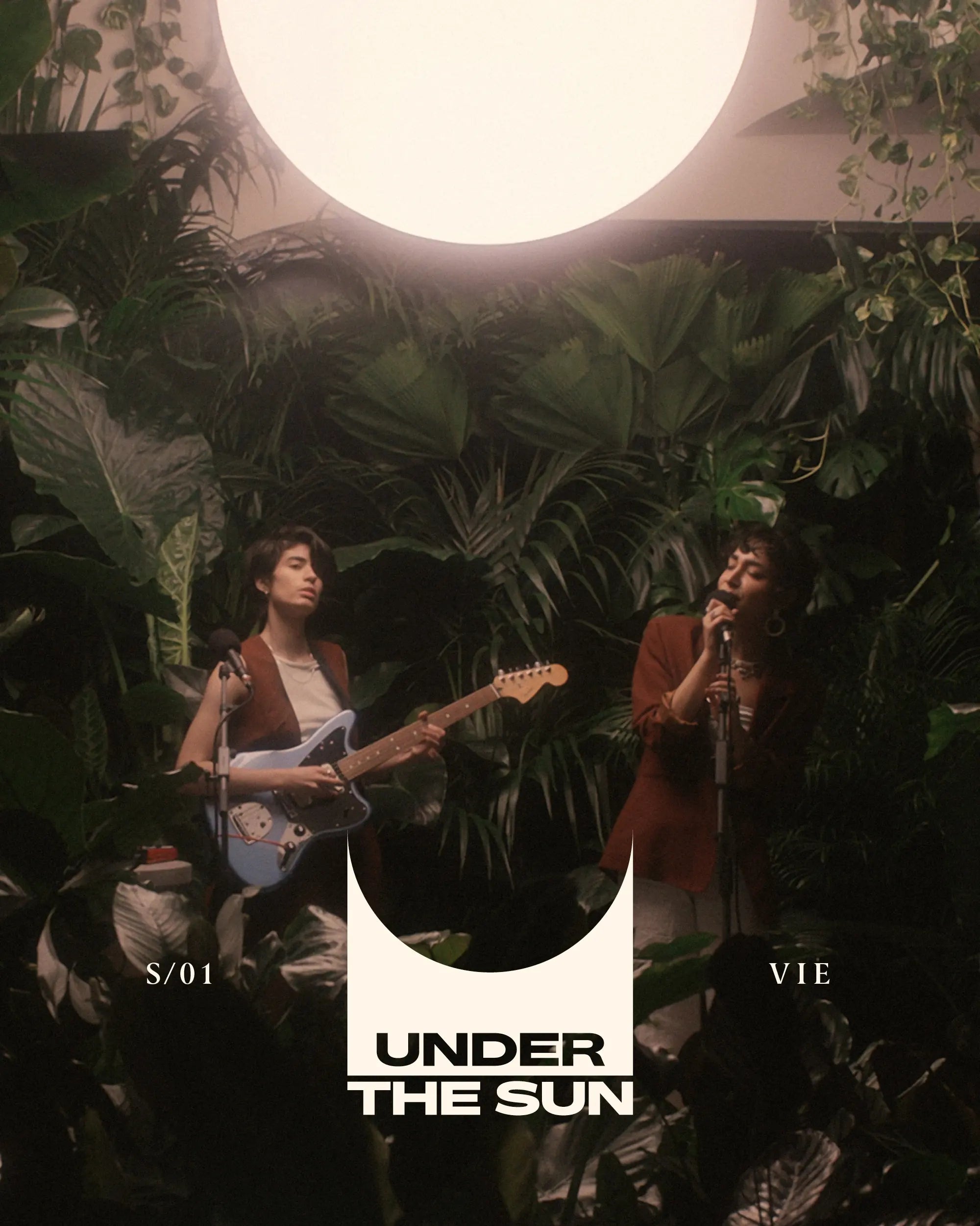 Live-Konzert der Reihe "Under The Sun" bei Calienna in Wien, mit der Band AZE zwischen dichter Bepflanzung.